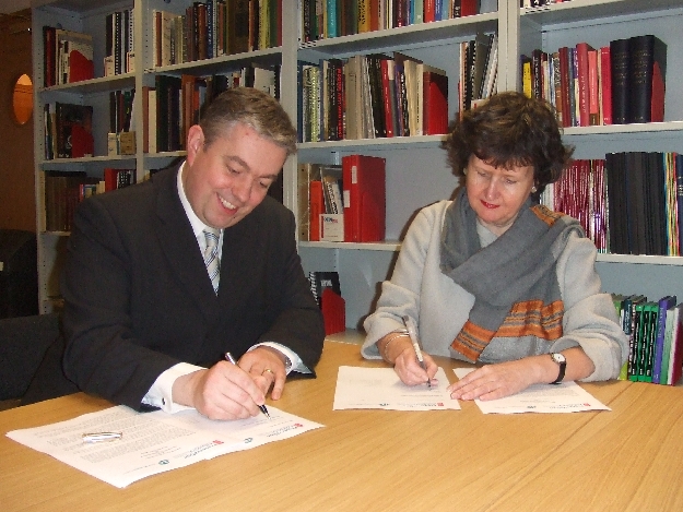 Helen Shenton, Head of Collection Care at the British Library and William Kilbride, Executive Director of the Digital Preservation Coalition sign memorandum of understanding at the British Library.